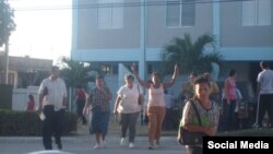 Miembros del Ministerio Apostólico y Profético Viento Recio frente a la unidad de la policía en Las Tunas donde detuvieron a la pastora.