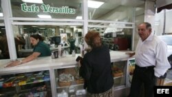 Una mujer cubana americana compra un café hoy, 19 de febrero de 2008, en el café Versalles de la Pequeña Habana,