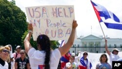 Cubanoamericanos participan en una manifestación frente a la Casa Blanca en Washington, el martes 13 de julio de 2021, en apoyo a los manifestantes en Cuba. (Foto AP / Susan Walsh)