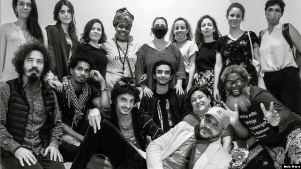 El Osorbo, al centro, en el piso, rodeado de artistas e intelectuales del Movimiento San Isidro y del #27N.