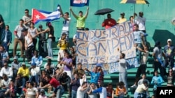 Fanáticos del equipo industriales en el estadio Latinoamericano.