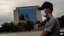 Un policía con una máscara se protege del coronavirus. AP Photo/Ramon Espinosa