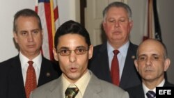 El exprisionero político cubano, Normando Hernández González (2i), tras su reunión en Washington (03/11/2011) con líderes republicanos en ambas cámaras del Congreso, para denunciar los abusos a los derechos humanos en Cuba.
