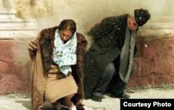 Nicolás Ceausescu y su mujer caen acribillados a balazos a manos de los militares.