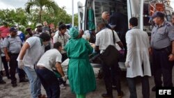 Una sobreviviente del avión Boeing-737 que se estrelló poco después de despegar del aeropuerto José Martí de La Habana (Cuba), es transportada hoy, viernes 18 de mayo de 2018, en el hospital Calixto García de La Habana (Cuba). Tres personas sobrevivieron