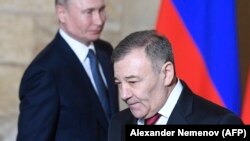 El presidente ruso Vladimir Putin entrega un galardón a Arkady Rotenberg, el 18 de marzo de 2020 (Alexander Nemenov/AFP).