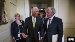 El senador demócrata de Maryland Ben Cardin y el senador republicano por Tennessee Bob Corker (i-d).