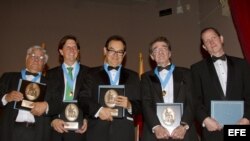 De izquierda a derecha, Miguel Angel Bastenier, David Lunhow, Juan Forero, Teodoro Perkoff y Carlos Pérez Barriga reciben el premio María Moors Cabot 2012, en Nueva York, EE.UU.