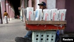 Un vendedor de periódicos en La Habana.