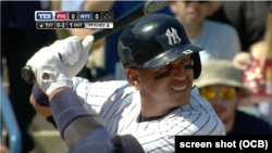 Alex Rodríguez conectó sencillo en su primer partido con los Yankees.
