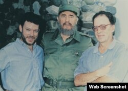 Juan Manuel Santos junto a Fidel Castro. (Captura de imagen/Semana)