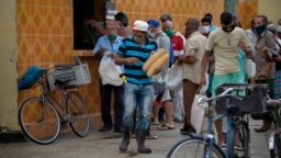 Cubanos hacen colas fuera de las tiendas para comprar pan