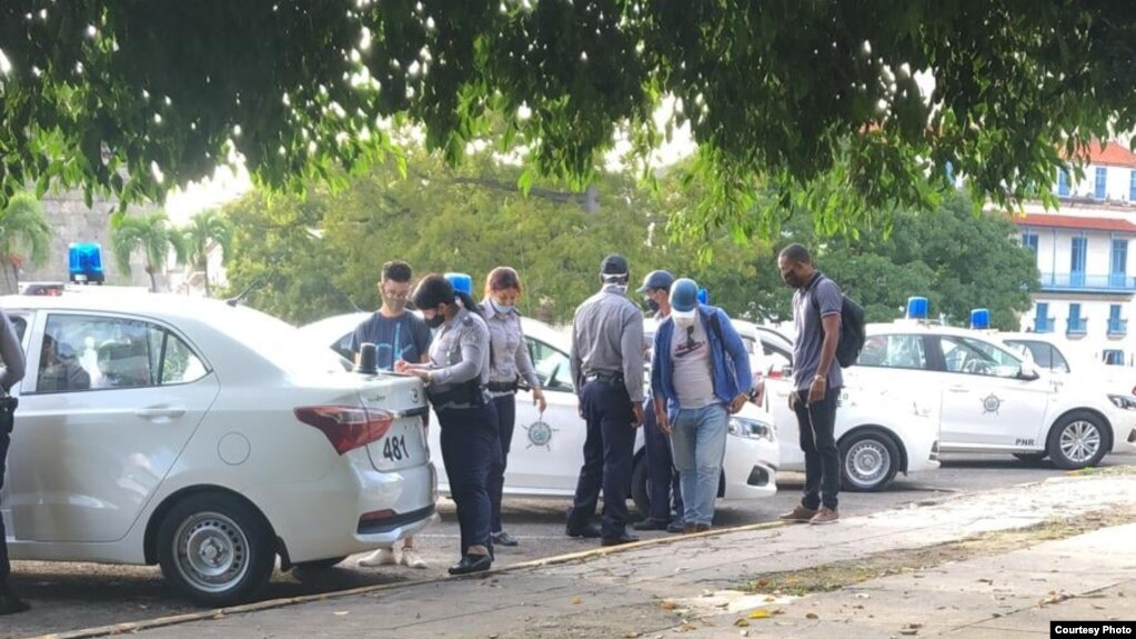 Arrestos en La Habana. (Imagen tomada de la página de Facebook de Cubalex).