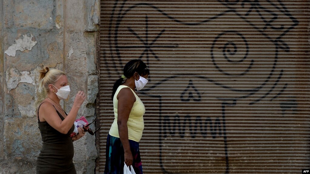 Mujeres caminando por la Habana con tapabocas debido al coronavirus