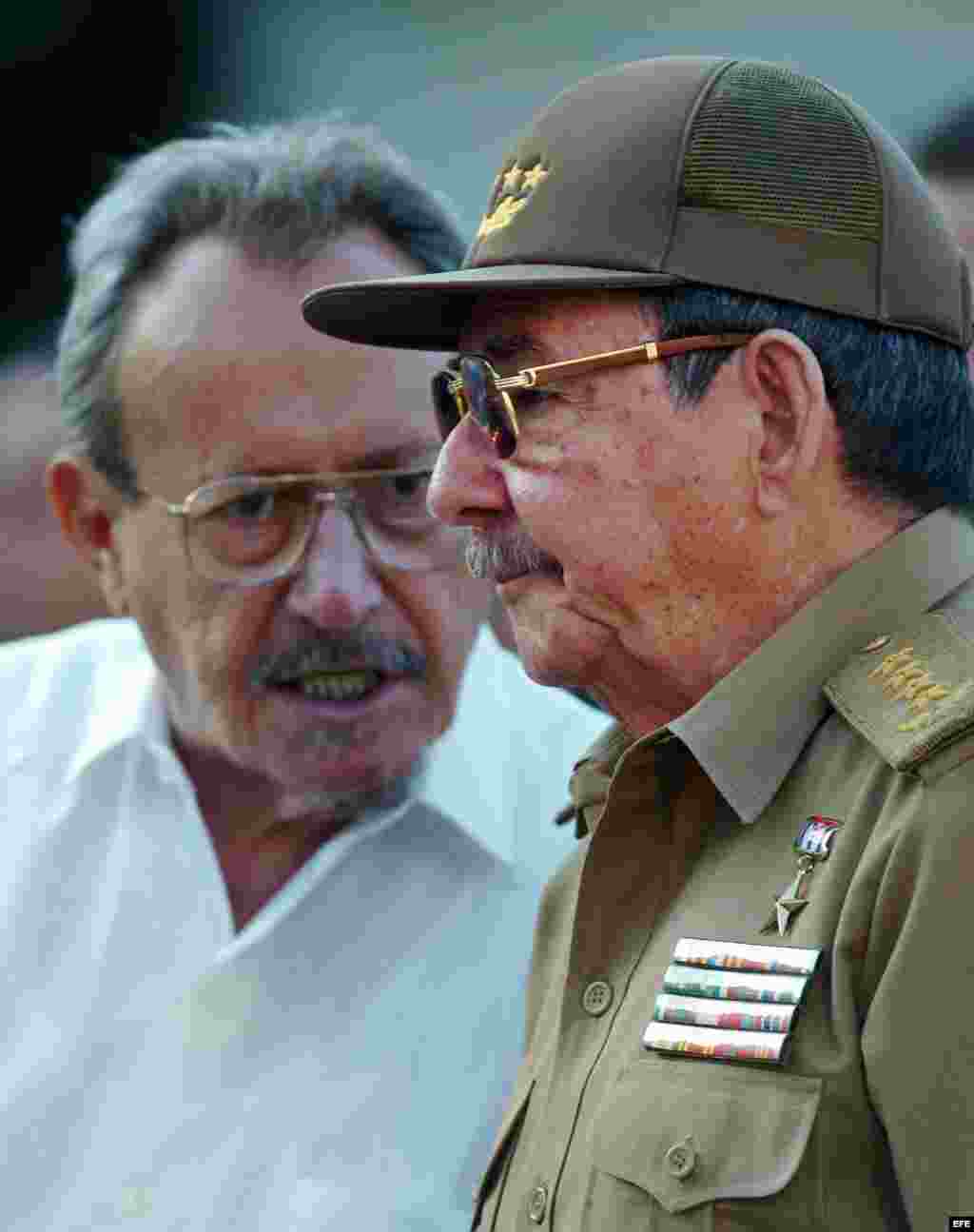 En esta foto de archivo, Raúl Castro (d), conversa con el comandante Faure Chomón.
