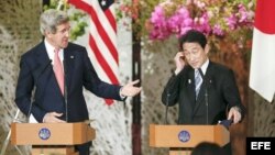 El secretario de Estado estadounidense, John Kerry (izq), durante una conferencia de prensa conjunta con el canciller japonés, Fumio Kishida (dcha), en Tokio.