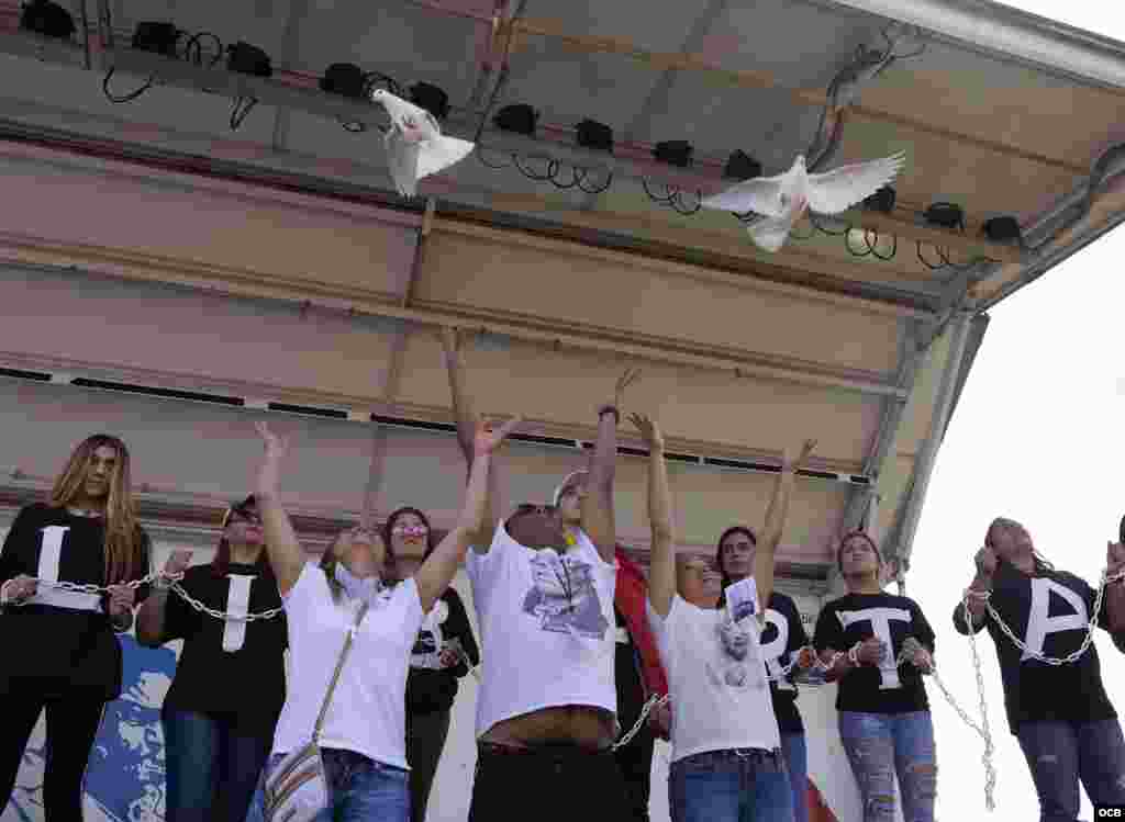 Omayda Bendjoya, Juan Correa Villalonga y Omeira Bendjoya, liberan palomas blancas en señal de libertad para Venezuela, durante la manifestación en el Doral Central Park, para respaldar al presidente encargado de Venezuela, Juan Guaidó.
