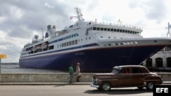 Crucero académico M.V. Explorer, fondeado en La Habana.