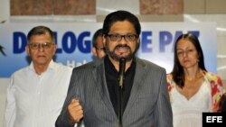 Luciano Marín Arango (c), alias Iván Márquez, número dos de las Fuerzas Armadas Revolucionarias de Colombia (FARC), lee un comunicado de ese grupo guerrillero, acompañado por la guerrillera holandesa Tanja Nijmeijer, alias "Eillen" o "Alexandra" (i), y R