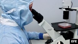 Fotografía de archivo de un microscopio.