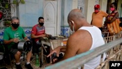 Clientes esperan ser atendidos en un taller privado de reparación de electrodomésticos, en La Habana. (Yamil LAGE / AFP)