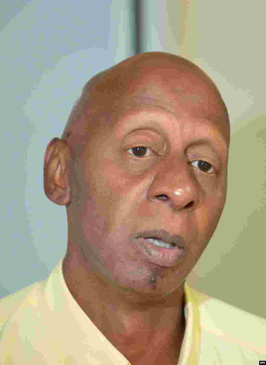 El expreso político y opositor cubano Guillermo Fariñas en su primer día de actividades en Miami participa en un encuentro con algunos miembros del exilio cubano en la sede de la Fundación Nacional Cubanoamericana en Miami (EEUU)