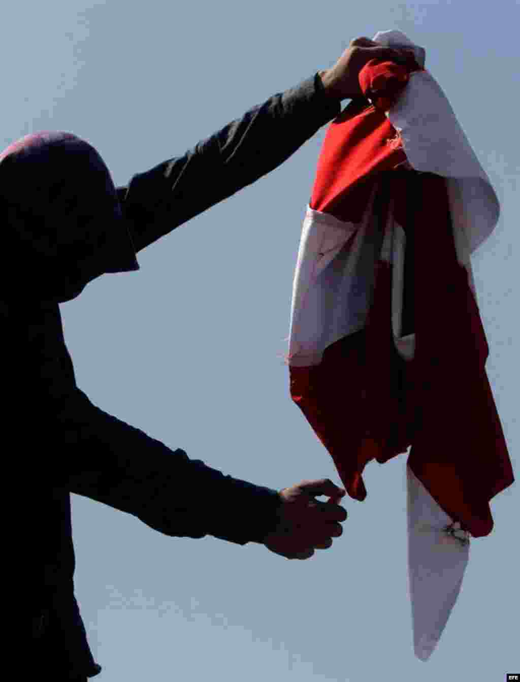 Un manifestante quema una bandera estadounidense durante una protesta en contra de Estados Unidos por un vídeo ofensivo contra el profeta Mahoma hoy, viernes 14 de septiembre de 2012 en Srinagar, capital de verano de la cachemira india.