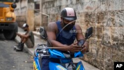 El régimen cubano respondió a las protestas del 11 de julio de 2021 cortando el acceso a internet y el servicio de telefonía móvil. (AP/Eliana Aponte/Archivo)