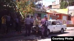 Efectivos policiales en Santiago de Cuba. Foto tomada con un teléfono, cedida por la activista de UNPACU, Katerine Mojena.