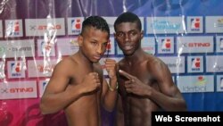 (i-e) Joahnys Argilagos y Yuberjen Martínez, en la Serie Mundial de Boxeo en Cartagena, Colombia.