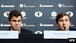 (i-e) Magnus Carlsen y Serguéi Kariakin durante una rueda de prensa en Nueva York.