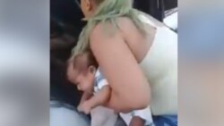 Policía intenta desalojar a una madre con su bebé de tres meses en brazos
