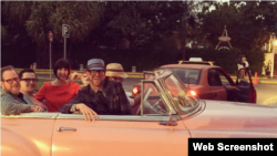 Trina Turk junto a su esposo y amigos de paseo en un convertible por La Habana.