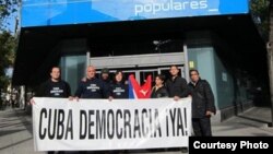 Protesta de exiliados cubanos ante sede PP. Foto: Facebook Cuba Democracia Ya.
