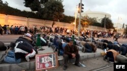 Seguidores del presidente egipcio, Mohamed Mursi, hoy, miércoles 5 de diciembre de 2012, cerca al Palacio Presidencial en El Cairo.