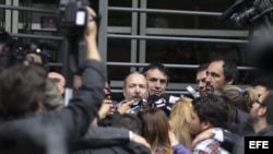 El titular de la Autoridad Federal de Servicios de Comunicación Audiovisual (AFSCA), Martín Sabbatella (c), es abordado por los medios de comunicación hoy, jueves 31 de octubre de 2013