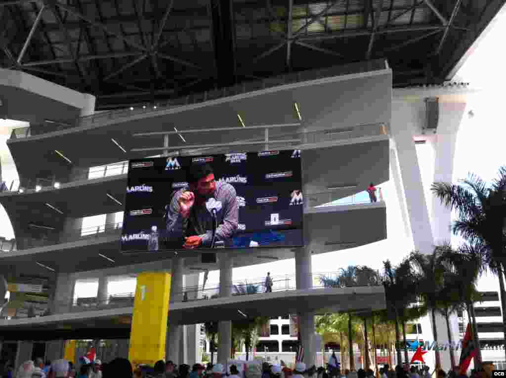 Decenas de personas escuchan las palabras de Ozzie Guillén en vivo a las aceras del nuevo estadio de los Miami Marli