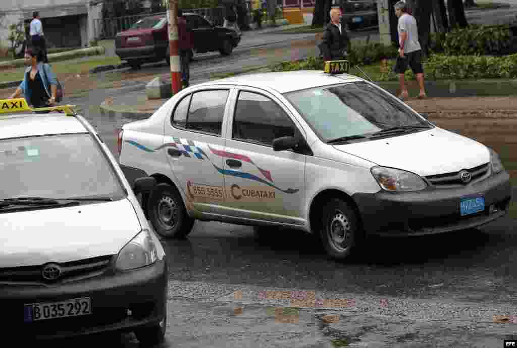 El gobierno de Cuba decidió reconvertir a los empleados de las empresas estatales de taxis en trabajadores privados, con el fin de mejorar la calidad de un servicio ineficiente durante décadas y reducir la abultada planilla estatal.