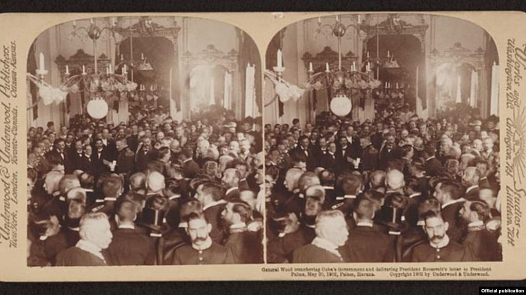 El General Wood transfiere el gobierno a Tomás Estrada Palma en el Palacio el 20 de Mayo de 1902. Library of Congress.