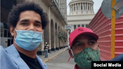 Luis Manuel y El Osorbo, del Movimiento San Isidro, se toman un selfie en una calle de La Habana.
