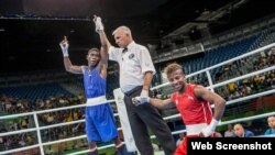 El colombiano Yurberjen Martínez (i) venció al cubano Joahnys Argilagos (d).