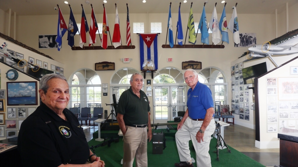 De izquierda a derecha, Félix Ismael Rodríguez, Esteban Bovo y José Pepe Cancio, veteranos de Bahía de Cochinos.