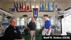 De izquierda a derecha, Félix Ismael Rodríguez, Esteban Bovo y José Pepe Cancio, veteranos de Bahía de Cochinos.