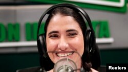 Yoani Sánchez en una estación de radio en Lima en 2013 (Foto: Enrique Castro-Mendivil/Reuters).