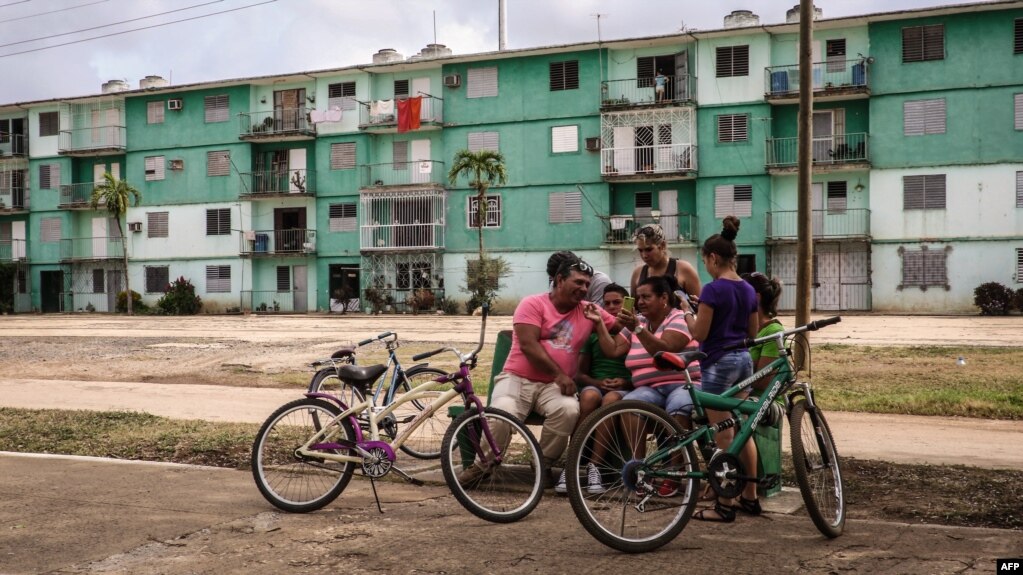 Cubanos intentan conectarse a Internet por medio de una WIFI desde Gaspar, Ciego de Avila