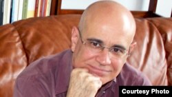 El escritor cubano Antonio Orlando Rodríguez