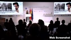 Carlos Manuel Álvarez Rodríguez lee un fragmento del texto en un video presentado en la entrega del Premio Don Quijote de Periodismo. 