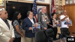Exiliados cubanos reunidos en la Casa del Preso se despiden en gesto simbólico del prisionero político Armando Sosa Fortuny, fallecido este lunes en Cuba. (Roberto Koltún)