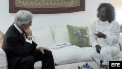 Sebastián Piñera, mientras se reúne con la líder del grupo disidente cubano "Damas de Blanco", Berta Soler.