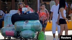 Cubanos residentes en EEUU arriban cargados de equipaje al aeropuerto de La Habana. (Archivo)
